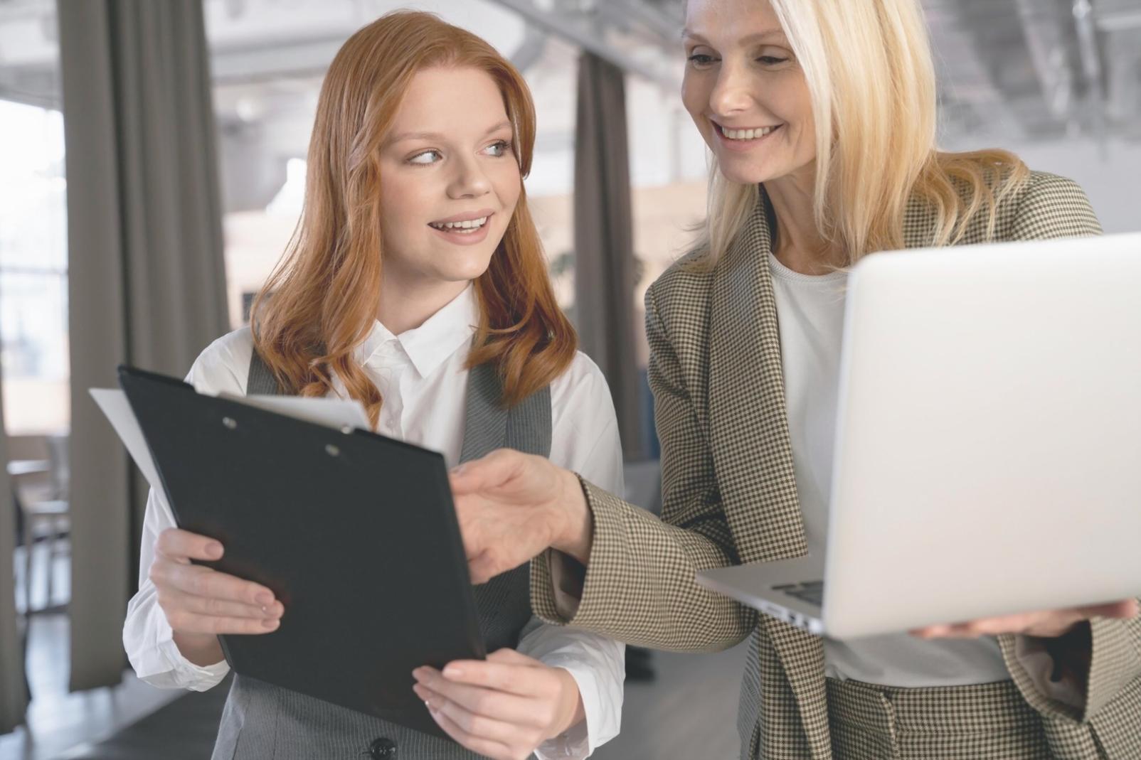 Persona trabajando en planificación financiera con calendario y documentos